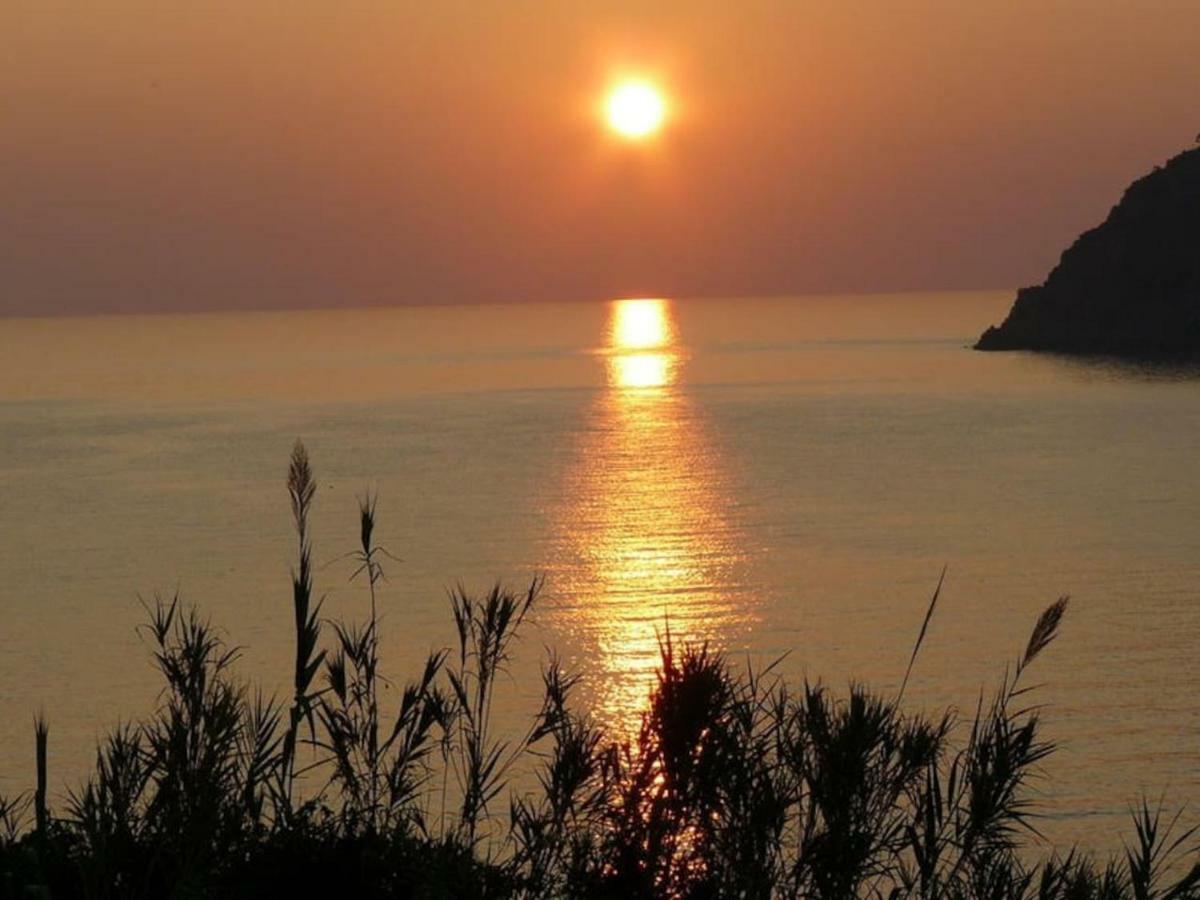 הוילה מונליה Un Gioiello Con Vista Mare מראה חיצוני תמונה